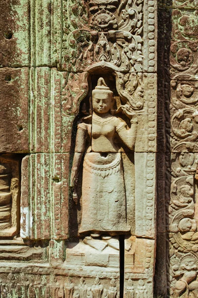 Murais conscientes cambojanos e pinturas rupestres nas paredes do templo de Agkor Wat — Fotografia de Stock