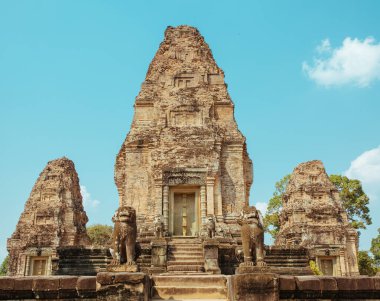 Agkor Wat tapınağının duvarlarında resmi ve mağara resimleri var.
