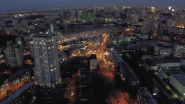Gece Kiev ve arabalar esir şehir Urkaine 'de, bahar zamanı İHA 4K uçuşu