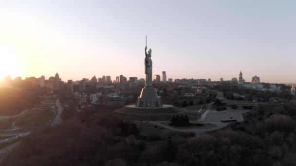 Motherland Monument na Muzeum druhé světové války v Kyjevě 4k drone pohled — Stock video
