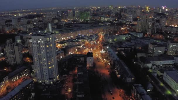 Nacht Kiev en auto 's verkeer in captal stad Urkaine, lente tijd Drone 4k vlucht — Stockvideo