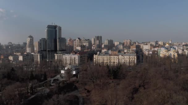 Domy mieszkalne i blok mieszkalny w Kijowie 4k lotu Drone — Wideo stockowe