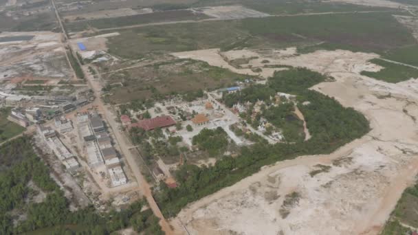 Boeddha Tempel in Cambodja Sihanoukville uitzicht vanaf de drone 4k — Stockvideo