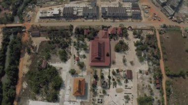Kamboçya 'daki Buda Tapınağı 4k İHA' dan Sihanoukville manzarası