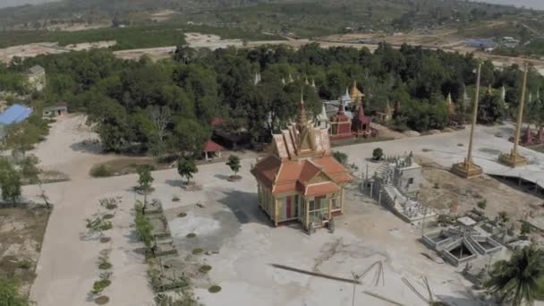 Boeddha Tempel in Cambodja Sihanoukville uitzicht vanaf de drone 4k — Stockvideo