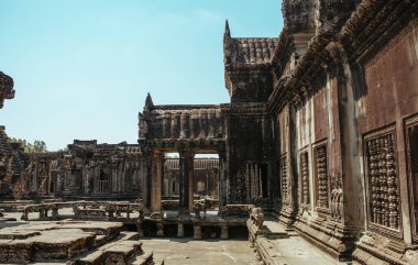 Agkor Wat tapınağının duvarlarında resmi ve mağara resimleri var.