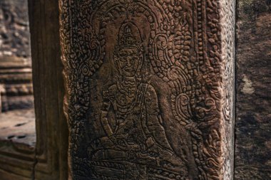 Agkor Wat tapınağının duvarlarında Kamboçya duvarları ve mağara resimleri var.