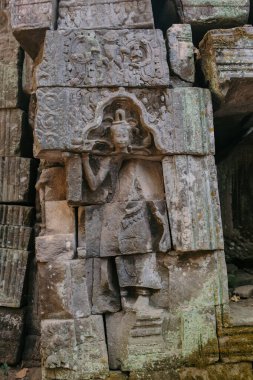 Agkor Wat tapınağının duvarlarında Kamboçya duvarları ve mağara resimleri var.