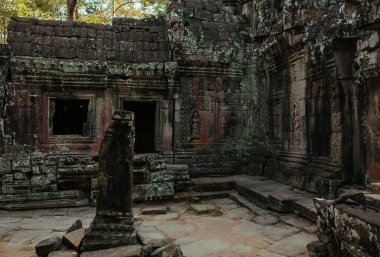 Agkor Wat tapınağının duvarlarında Kamboçya duvarları ve mağara resimleri var.