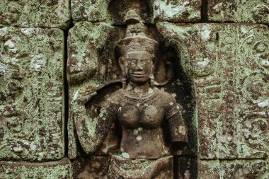 Agkor Wat tapınağının duvarlarında Kamboçya duvarları ve mağara resimleri var.