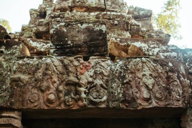 Agkor Wat tapınağının duvarlarında Kamboçya duvarları ve mağara resimleri var.