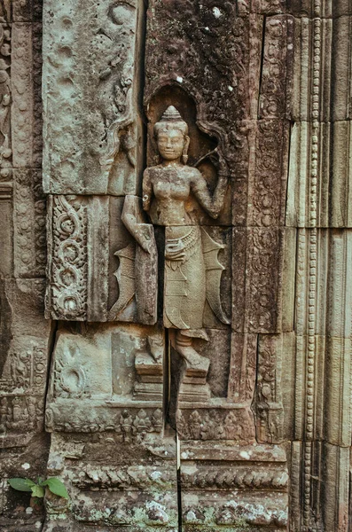 Murais conscientes cambojanos e pinturas rupestres nas paredes do templo de Agkor Wat — Fotografia de Stock