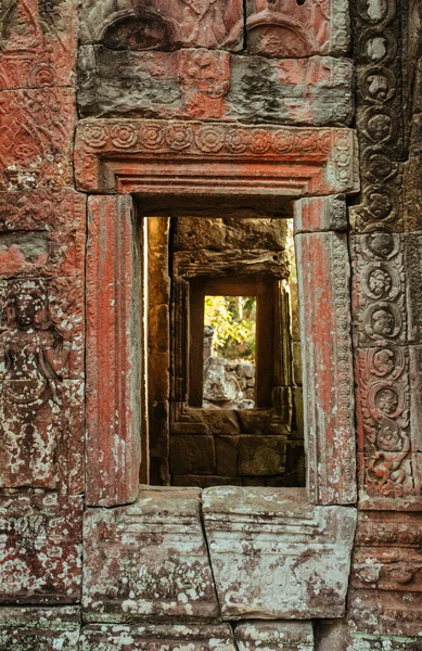 Murais conscientes cambojanos e pinturas rupestres nas paredes do templo de Agkor Wat — Fotografia de Stock