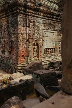 Agkor Wat tapınağının duvarlarında Kamboçya duvarları ve mağara resimleri var.