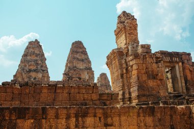 Agkor Wat tapınağının duvarlarında resmi ve mağara resimleri var.