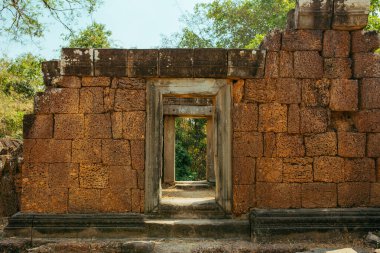 Agkor Wat tapınağının duvarlarında resmi ve mağara resimleri var.