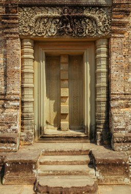 Agkor Wat tapınağının duvarlarında resmi ve mağara resimleri var.