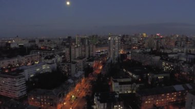 Kiev şehrinde gece vakti, Urkaine 4k insansız hava aracı uçağında yaşam evleri ve apartman blokları