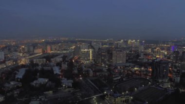 Kiev şehrinde gece vakti, Urkaine 4k insansız hava aracı uçağında yaşam evleri ve apartman blokları