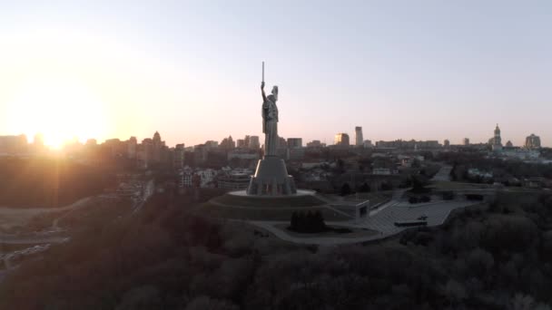 Μνημείο της Μητέρας Γης στο Μουσείο του Δευτέρου Παγκοσμίου Πολέμου στο Κίεβο 4k drone view — Αρχείο Βίντεο