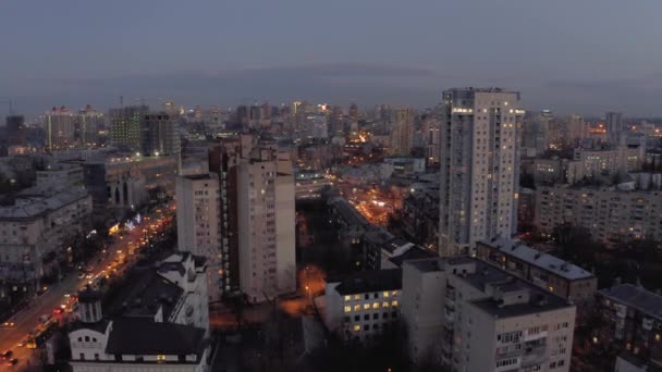 Kiev şehrinde gece vakti, Urkaine 4k insansız hava aracı uçağında yaşam evleri ve apartman blokları — Stok video