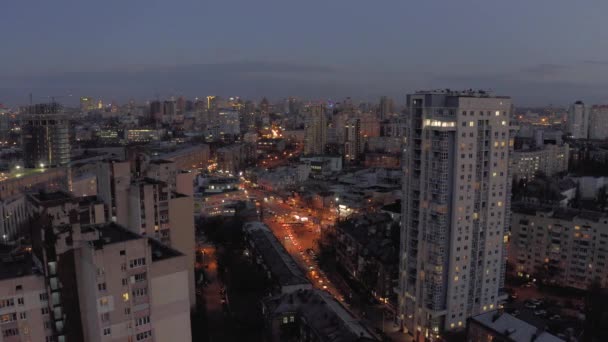 Pôr do sol na cidade de Kiev, casas de estar e bloco de apartamentos em Urkaine 4K voo Drone — Vídeo de Stock