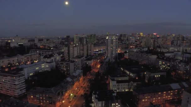 Noche en Kiev ciudad, Viviendas y Bloque de pisos en Urkaine 4K vuelo Drone — Vídeos de Stock