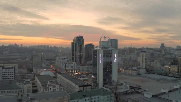 Sunset i Kiev stad, levande hus och block av lägenheter i Urkaine 4k drönare flygning — Stockvideo
