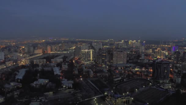 Noche en Kiev ciudad, Viviendas y Bloque de pisos en Urkaine 4K vuelo Drone — Vídeo de stock