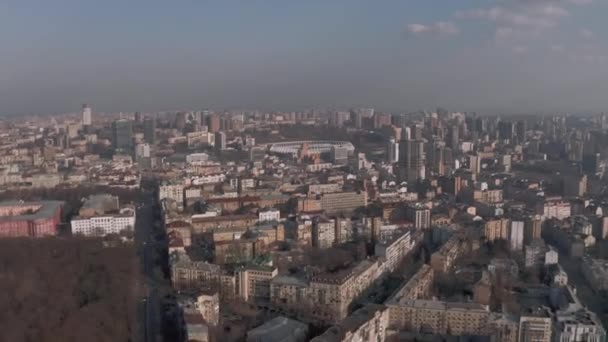 Vivienda y bloque de pisos en Kiev vuelo 4K Drone — Vídeo de stock