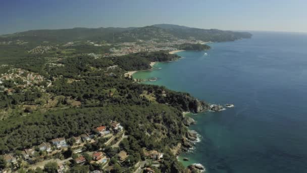 Blanes på Medelhavet på sommaren Spanien 4k drönare flygning — Stockvideo