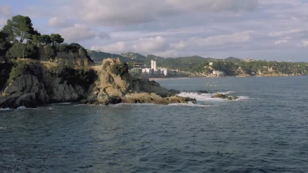 Lloret de Mar no Mar Mediterrâneo no verão Espanha SLOWMOTION voo drone — Vídeo de Stock