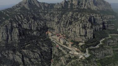 İspanya 'daki Montserrat manastırı. Barselona yakınlarındaki doğa ve tarihi binalar.