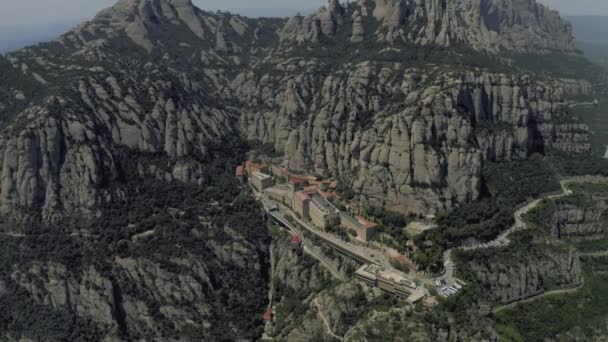 Monasterio de Montserrat en España montañas, naturaleza y edificios históricos cerca de Barselona — Vídeo de stock