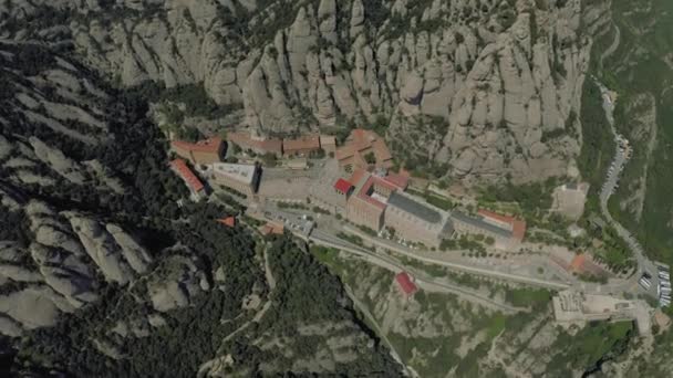 Montserrat kolostor Spanyolországban hegyek, természet és történelmi épületek közelében Barselona — Stock videók