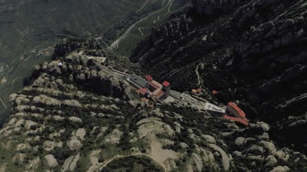 Montserrat kolostor Spanyolországban hegyek, természet és történelmi épületek közelében Barselona — Stock videók