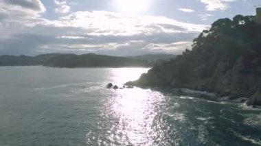 Lloret de Mar Akdeniz 'de yaz ayında İspanya' da 4k drone uçuşu