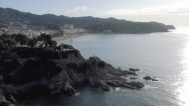 Lloret de Mar Akdeniz 'de yaz ayında İspanya' da 4k drone uçuşu