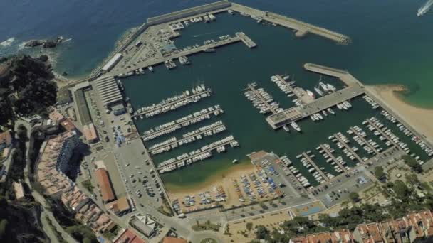 Jachten in Blanes stadshaven in Middellandse Zee zomer Spanje 4k drone vlucht — Stockvideo
