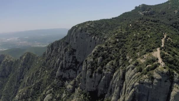 Montserrat Montañas en España cerca de la ciudad de Barselona Drone shot — Vídeo de stock