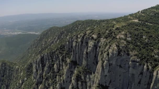 Montserrat gebergte in Spanje bij Barselona stad Drone schot — Stockvideo