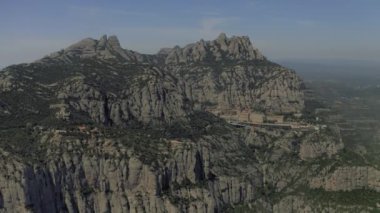 İspanya 'daki Montserrat manastırı. Barselona yakınlarındaki doğa ve tarihi binalar.