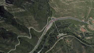 Barselona yakınlarındaki Montserrat İspanya Dağları 'nda bir yol.