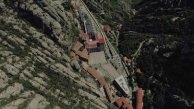İspanya 'daki Montserrat manastırı. Barselona yakınlarındaki doğa ve tarihi binalar.