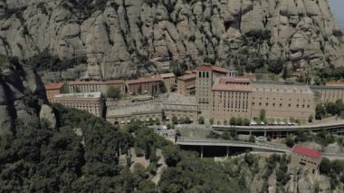 İspanya 'daki Montserrat manastırı. Barselona yakınlarındaki doğa ve tarihi binalar.