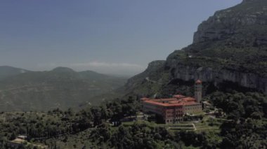 İspanya 'daki Barselona ve Montserrat yakınlarındaki manastır, doğa ve tarihi binalar.