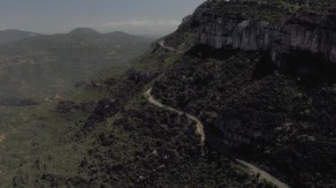 Barselona yakınlarındaki Montserrat İspanya Dağları 'nda bir yol.