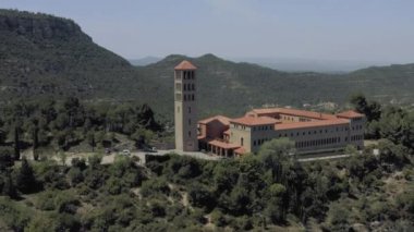 İspanya 'daki Barselona ve Montserrat yakınlarındaki manastır, doğa ve tarihi binalar.