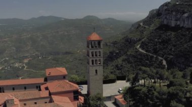 İspanya 'daki Barselona ve Montserrat yakınlarındaki manastır, doğa ve tarihi binalar.