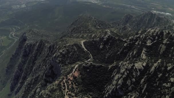 バルセロナ市付近のモンセラット・スペインの山の中の道路ドローン・ショット — ストック動画